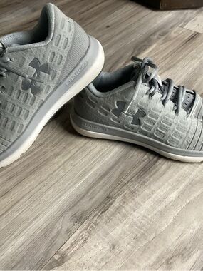 Under Armour women’s sneakers US size 7.5 ~NO LOW BALLS~